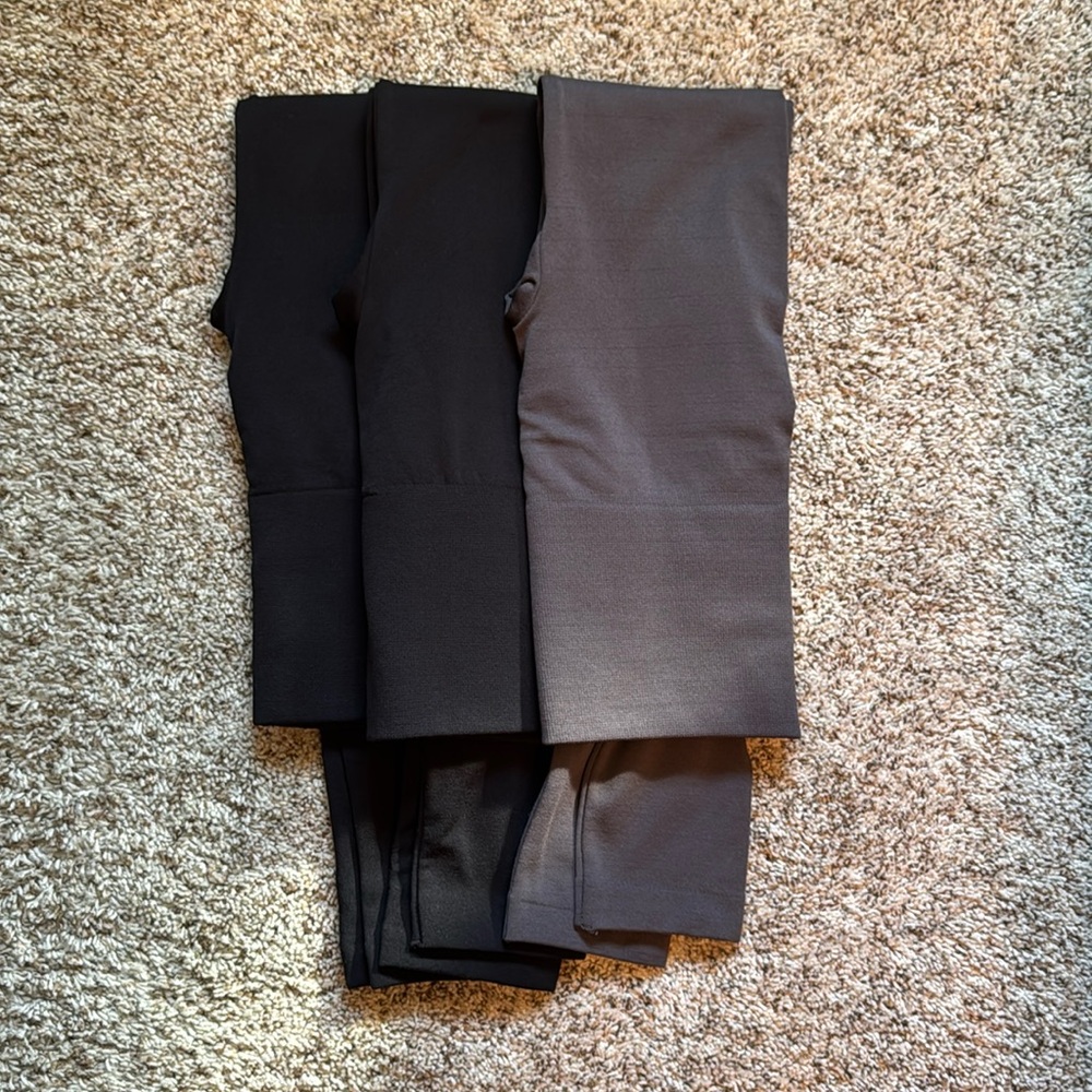 🐣3 pairs high-waisted fleece-lined leggings. 2 black & 1 gray